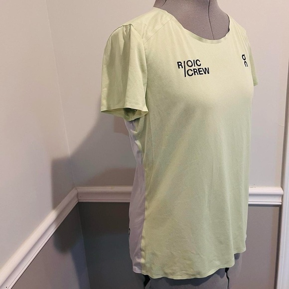 Women’s medium On Cloud performance t-shirt - Picture 2 of 7